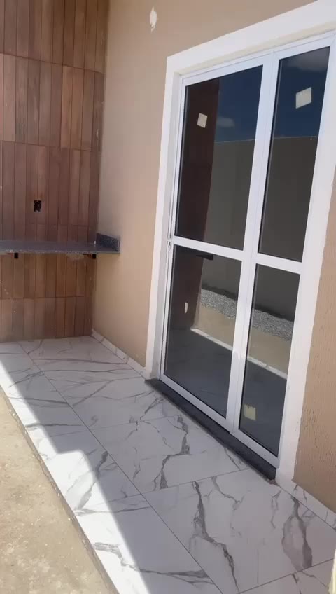 Varanda com porta de vidro